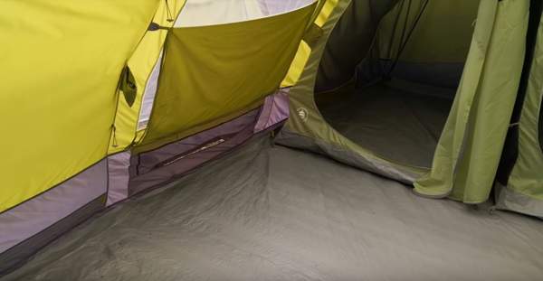 Here you see the inner tents with their own extra bathtub floor, so you have two layers on the floor. On the left is one of the vents, and you also see the shutter on one of the windows. 