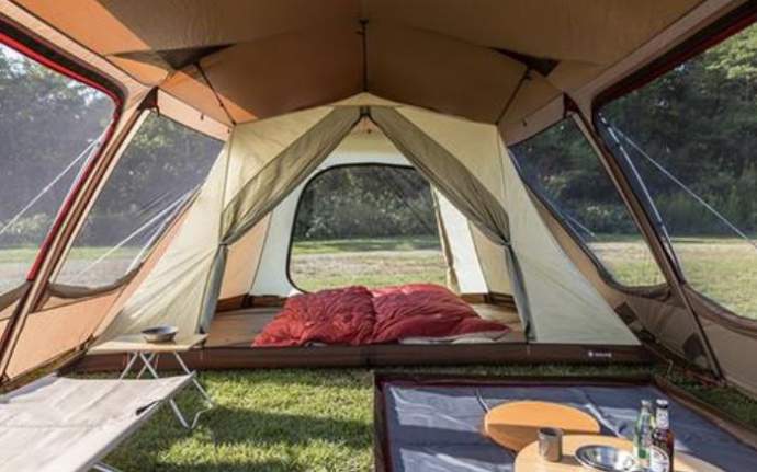 View inside from the living room, the inner tent with its sleeping area and its doors. 