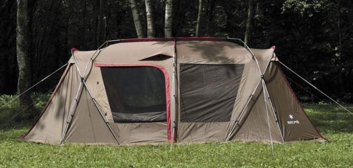 Side door and side window; the other side of the tent is identical. Observe the ridge pole.