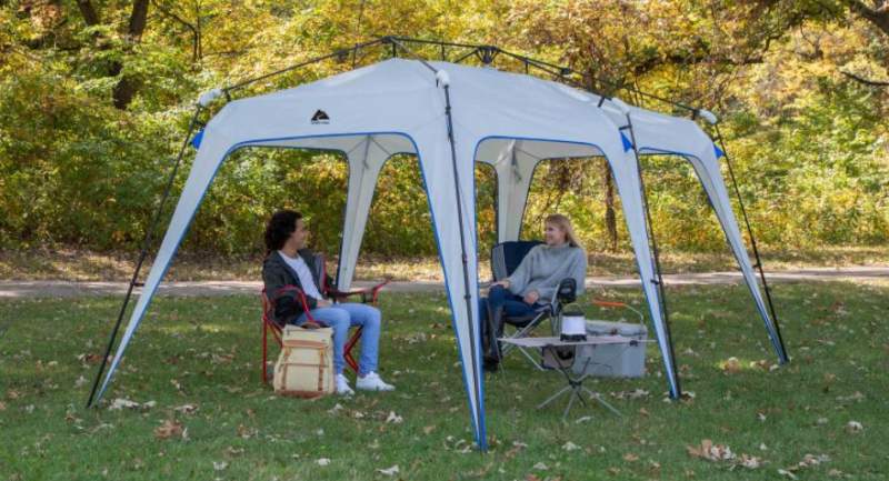 Instant-setup sunshade.